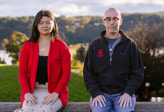 Allan Tibbetts and student participant from Train Your Brain Course practicing mindful breathing outside the bet亚洲365欢迎投注 Rotunda. 图片来源:Nelson Echeverria/bet亚洲365欢迎投注.