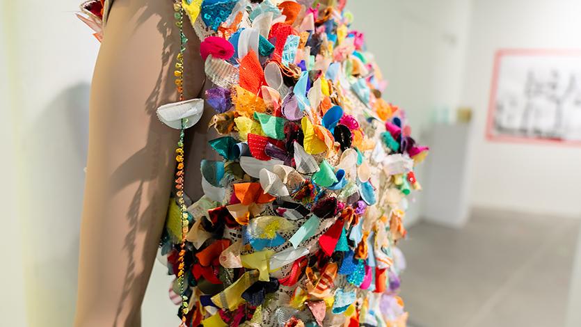 在Made @ MakerLab艺术展览上展出的学生作品图像. 这条裙子是凯特琳·弗拉索(Caitlin Fracasso) 24年设计的，