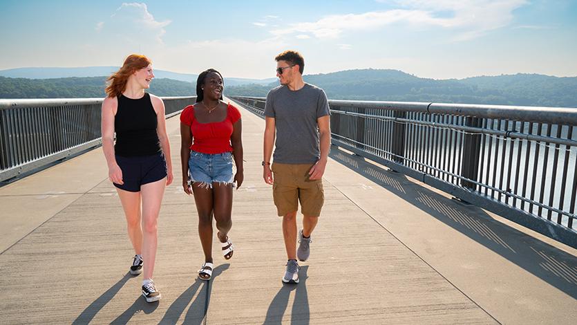 Image of students at Walkway Over the Hudson
