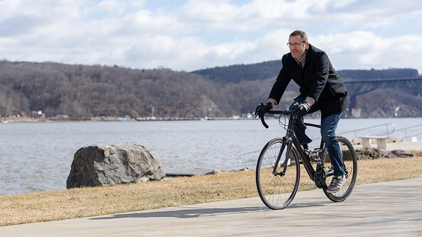 Image of Dr. 尼克·马歇尔(Nick Marshall)是河滨骑行节的一名骑行者.